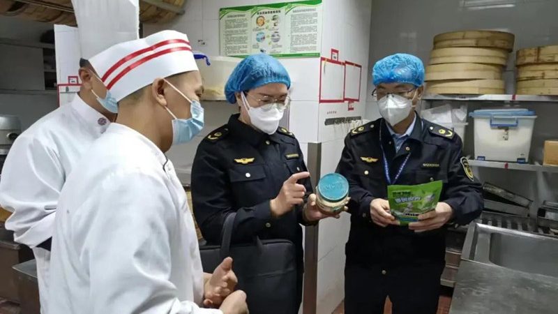在采购过程中，要关注食品安全。以下是一些注意事项：